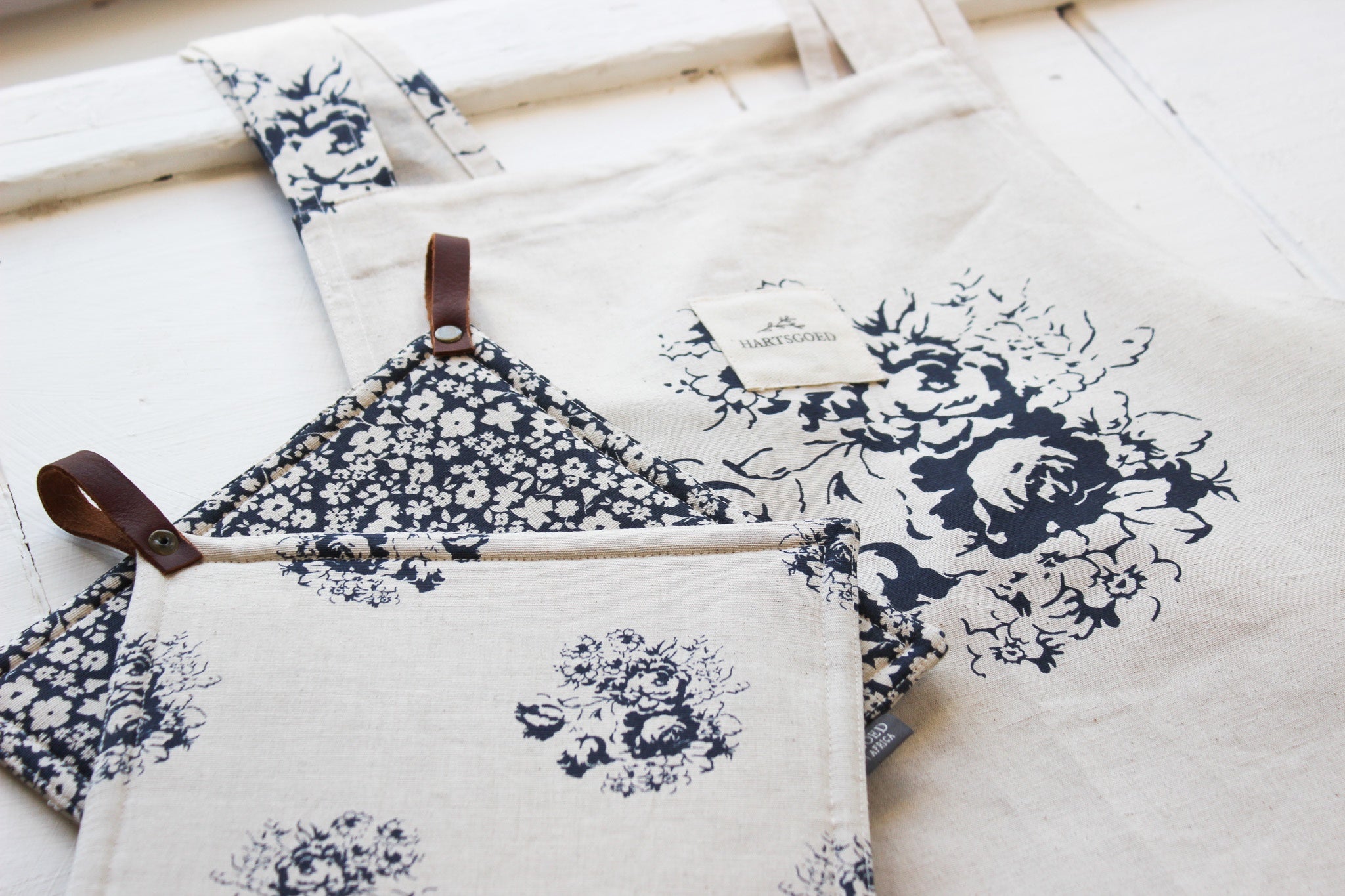 Gift Set | Navy Apron & Pot Grabbers