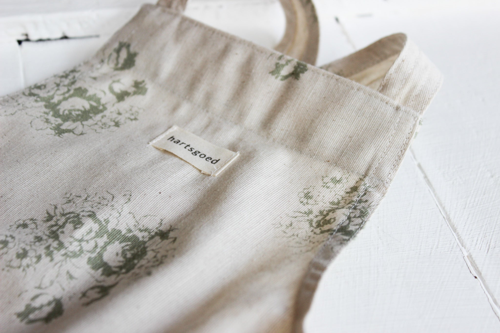Kiddies Cross Back Linen Apron | Olive Country Florals