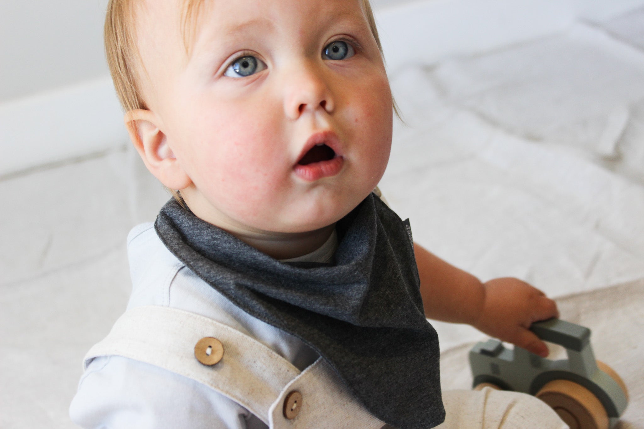 Bandana bib  |  Charcoal melange