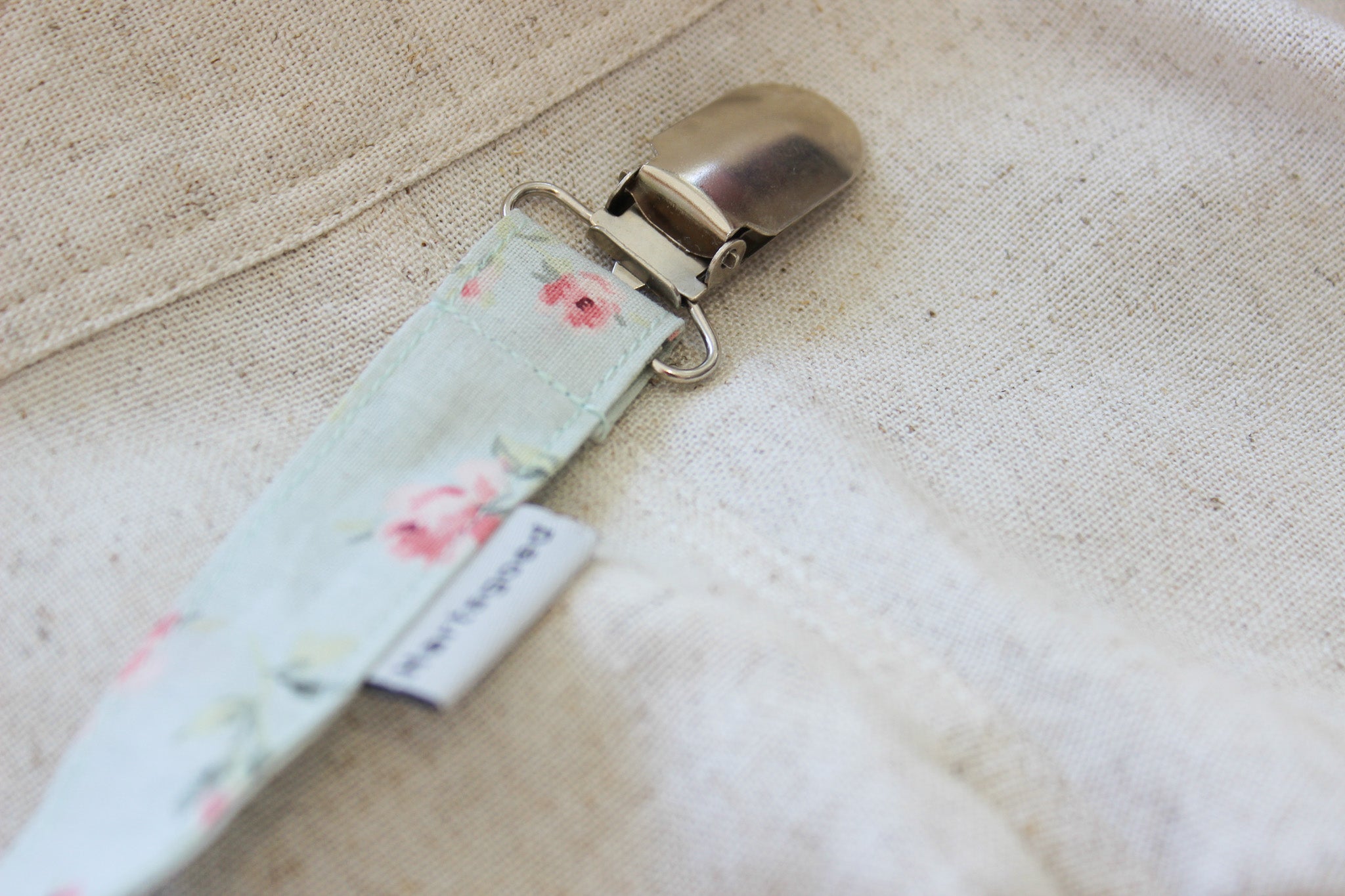 Dummy clip  |  Rose on Mint