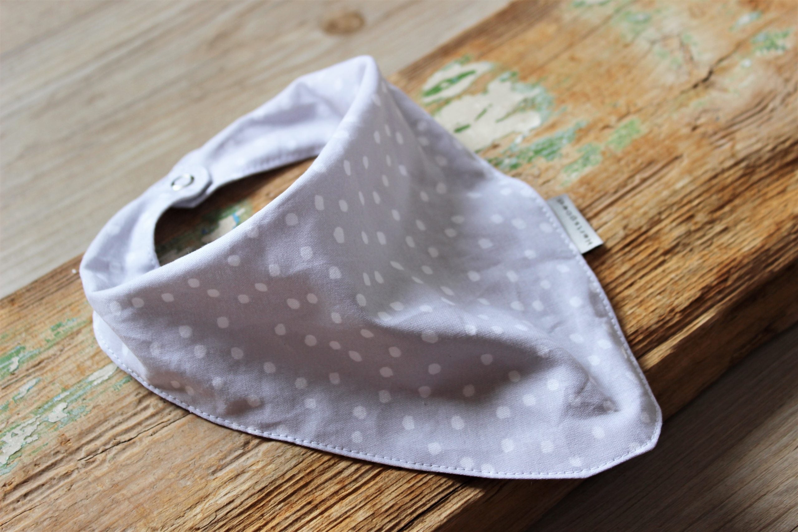 Bandana bib  |  Snow on grey