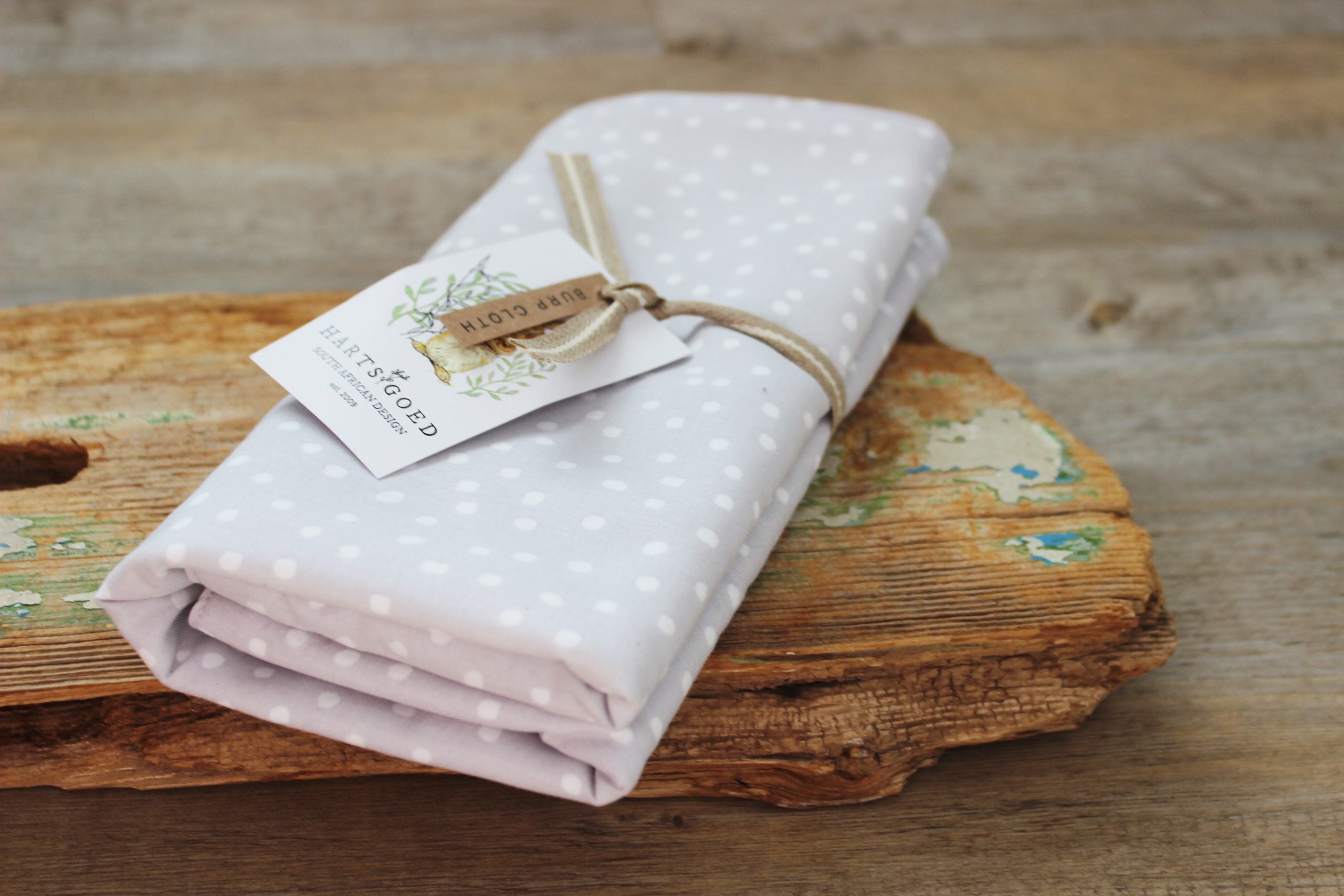 Burp Cloth | Snow on light grey