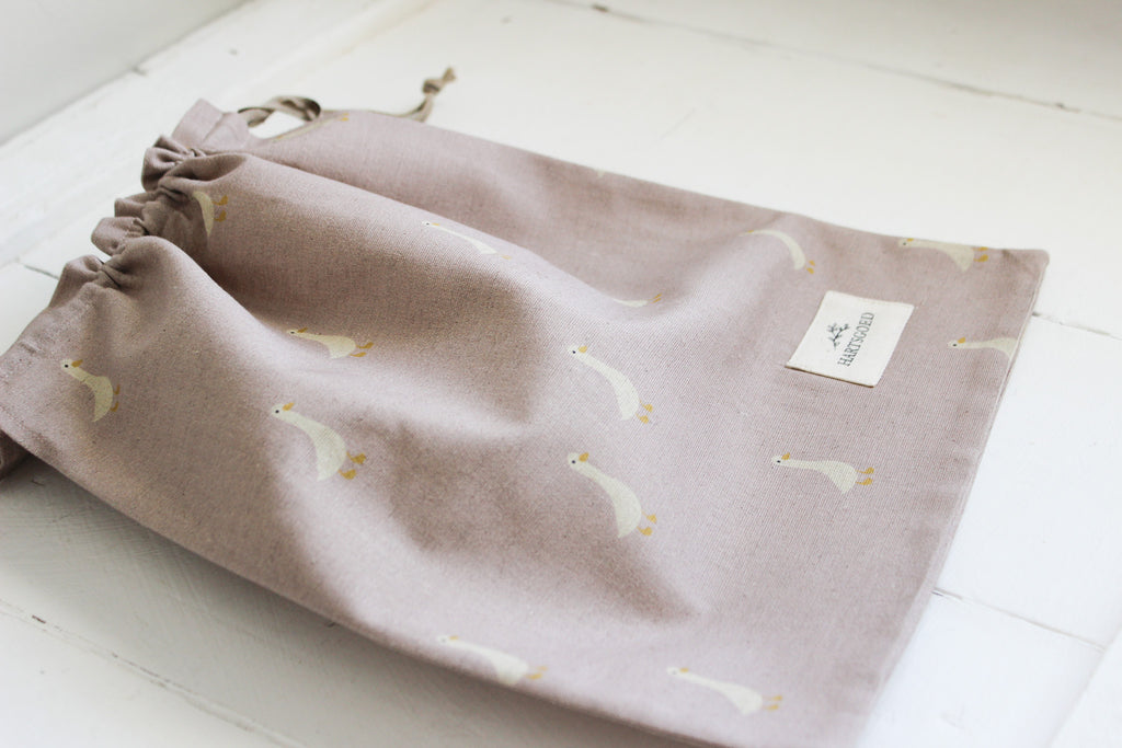 Linen Drawstring (L) | Ducks on Mauve