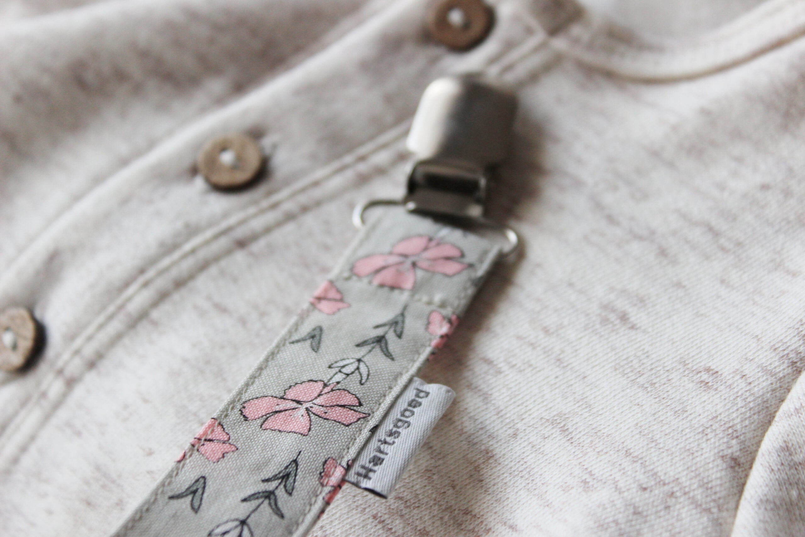 Dummy clip |  Pink floral on sand
