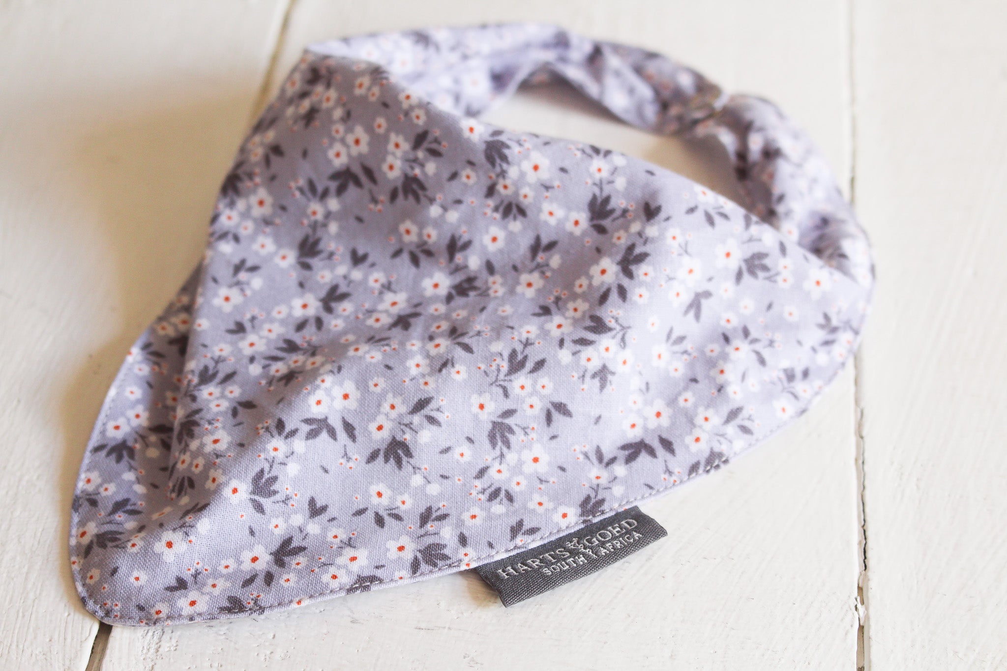 Bandana bib |  Daisies on Silver