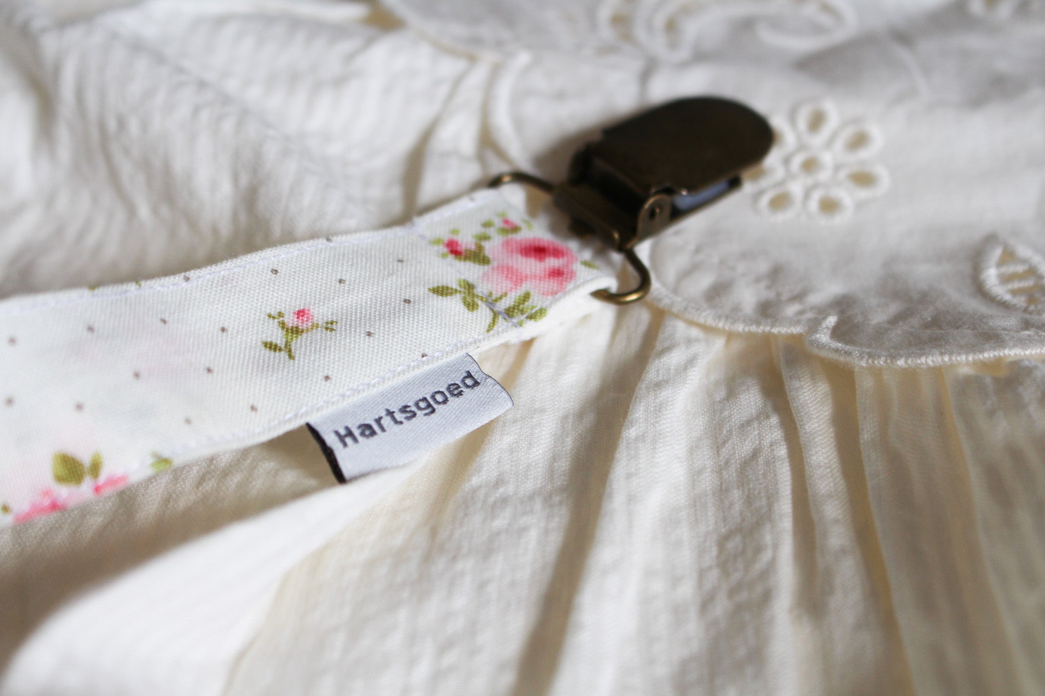 Dummy clip  |  Dainty rose on Milk