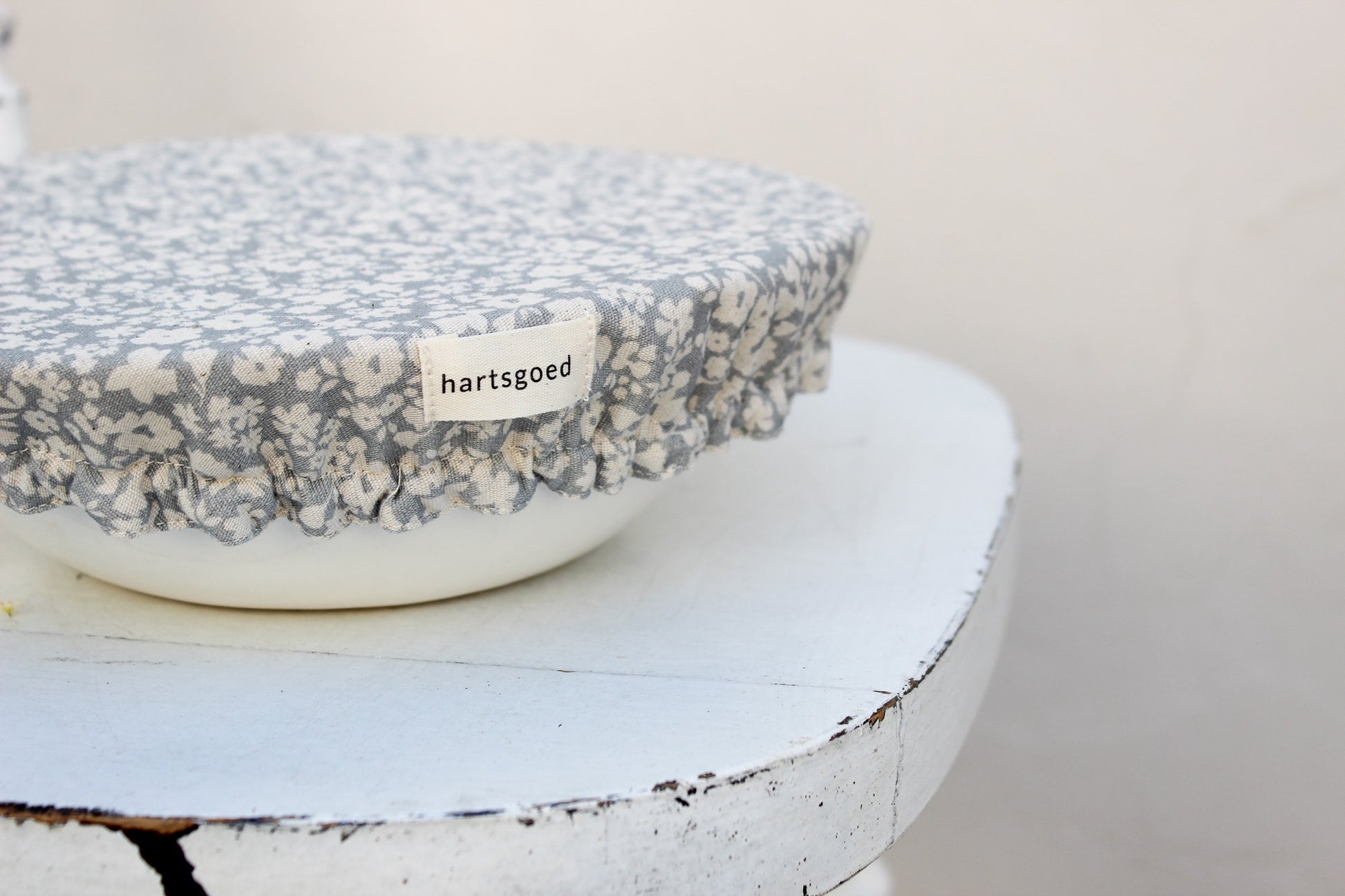 Reversible Bowl Cover (M) | Grey Fields of Flowers