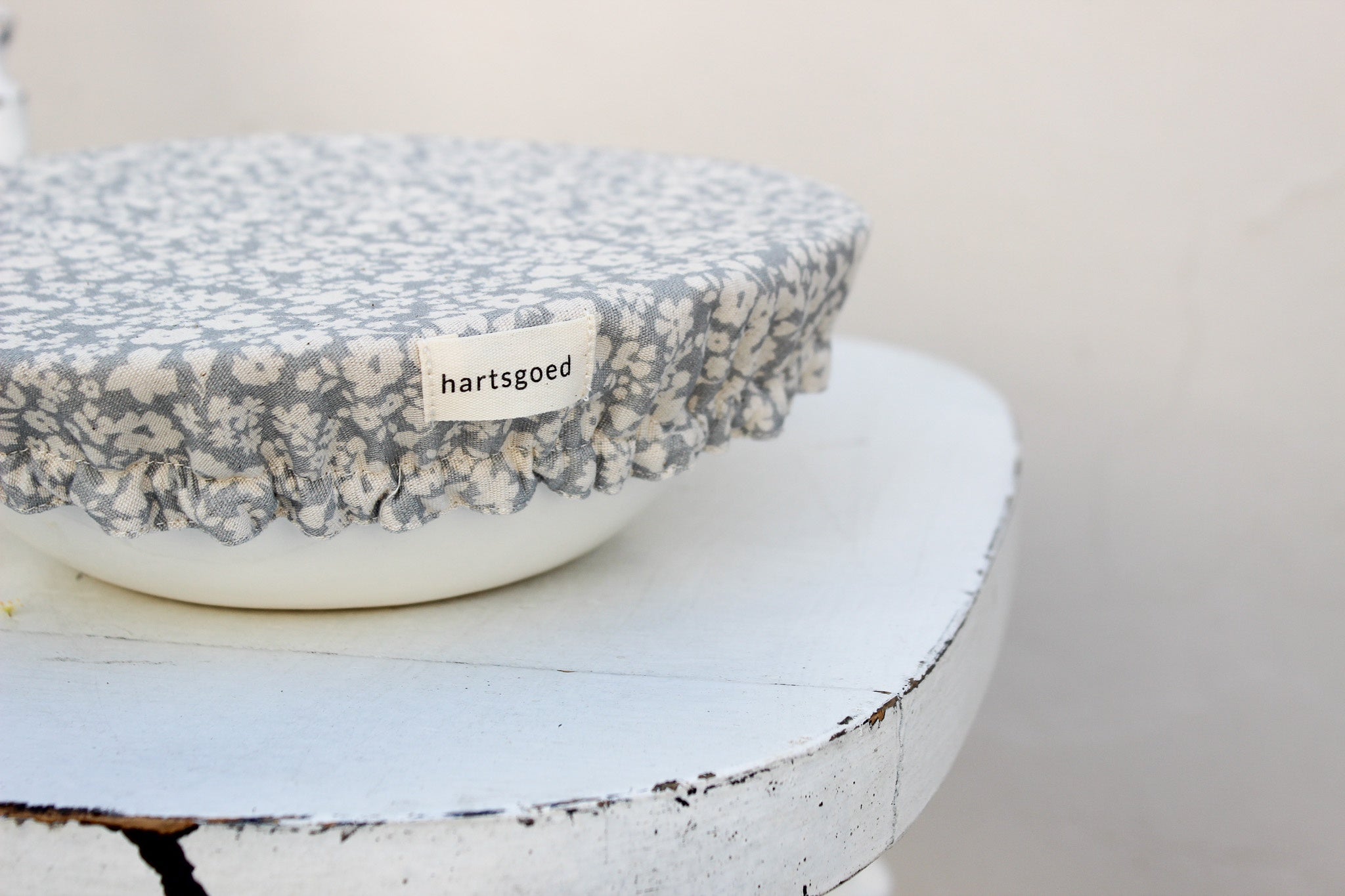 Reversible Bowl Cover (M) | Grey Fields of Flowers