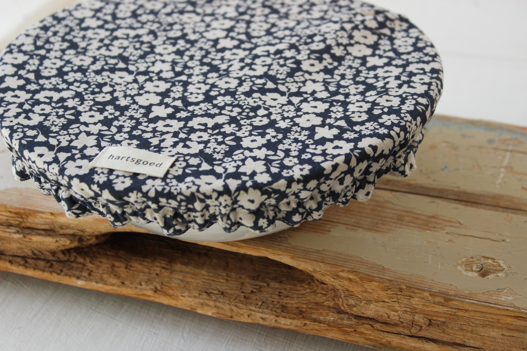 Reversible Bowl Cover (M) | Navy Fields of Flowers