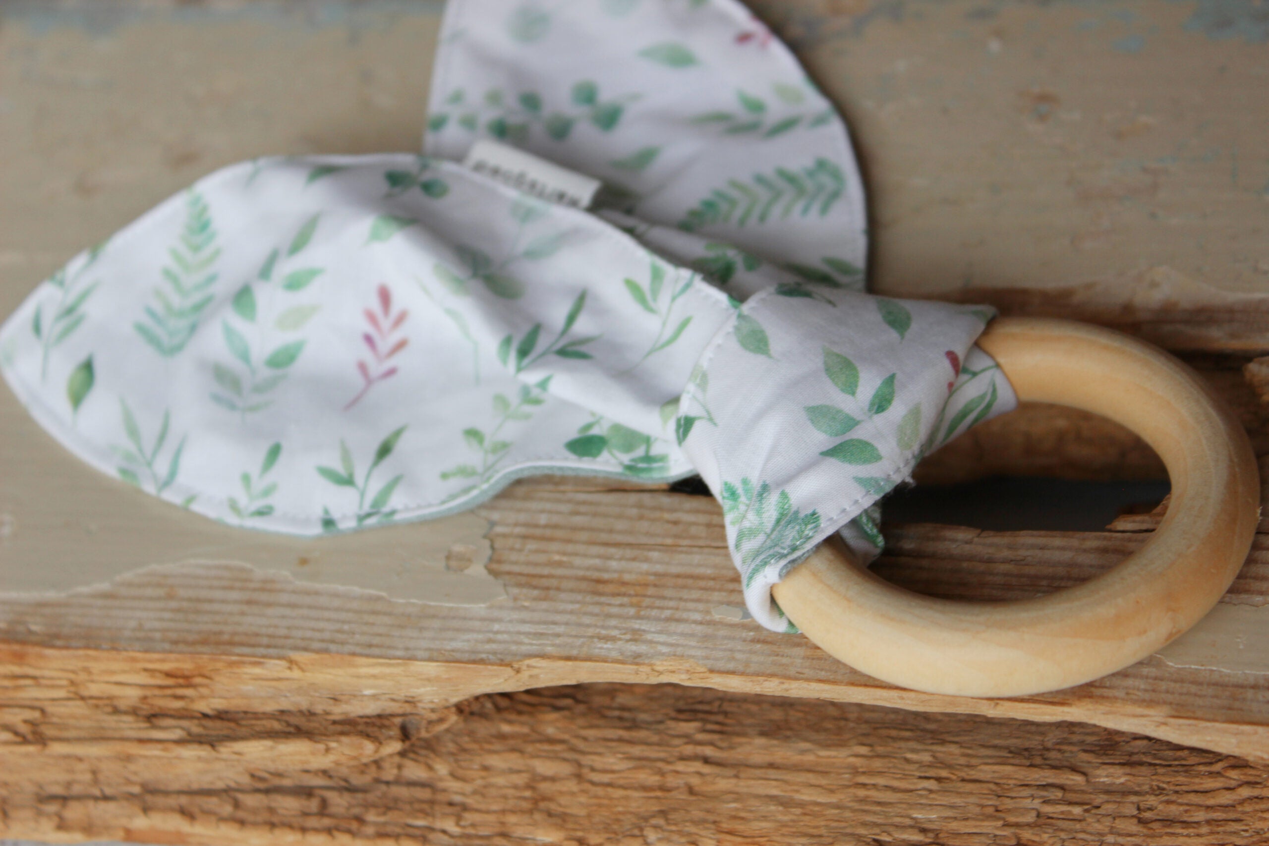 Wooden Teether | Leaves – hartsgoed