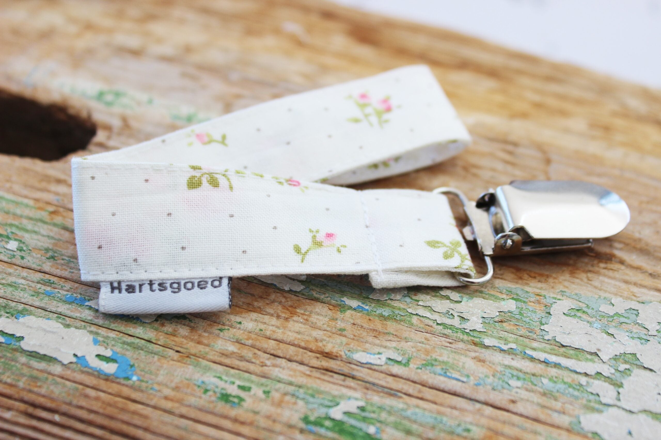 Dummy clip  |  Dainty rose on Milk