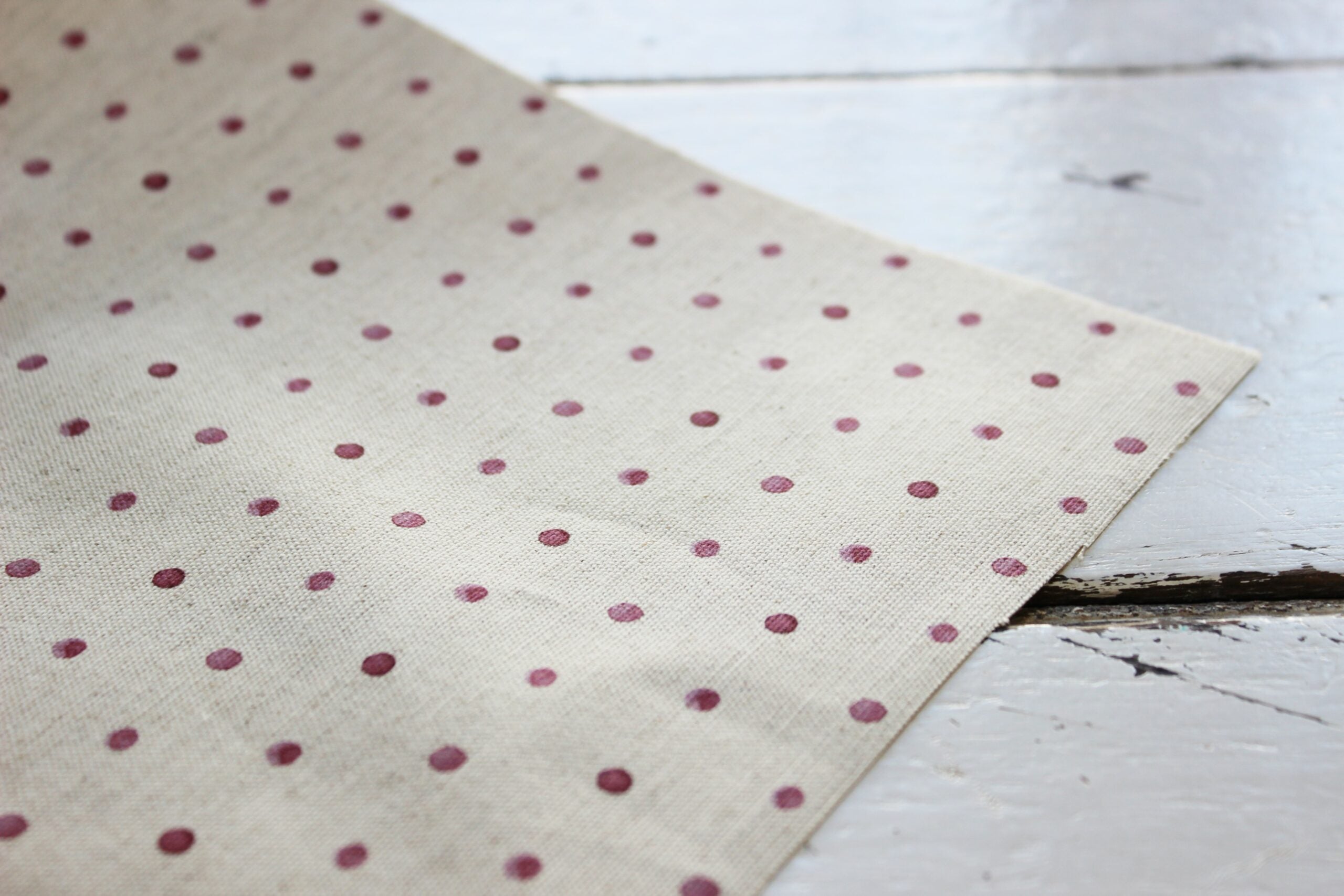 Hartsgoed Fabric  | Red watercolour Polka dots